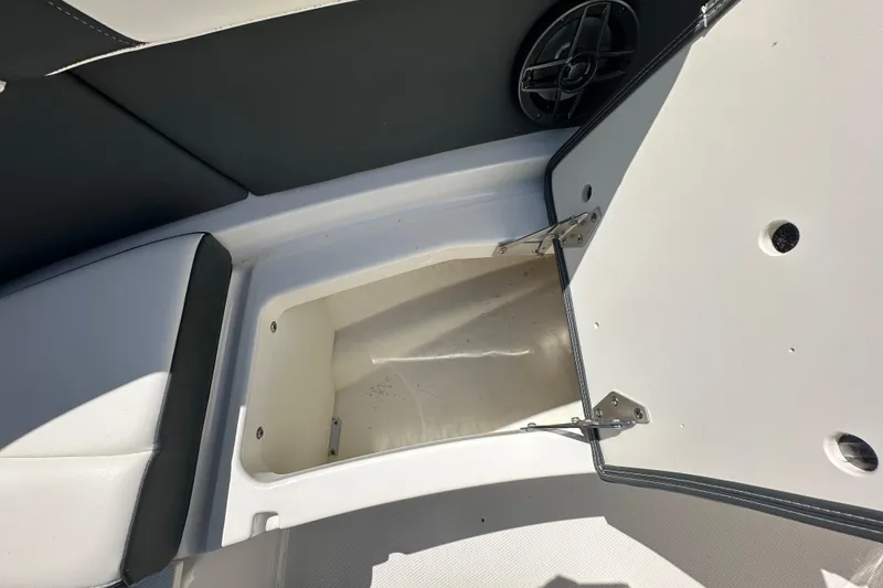 Slide: The Image of Chaparral 270 OSX 2023 - 52