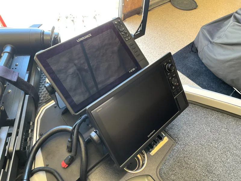 Slide: The Image of 2023 Ranger Z520R 55th Anniversary boat with dual electronic displays in cockpit. - 25