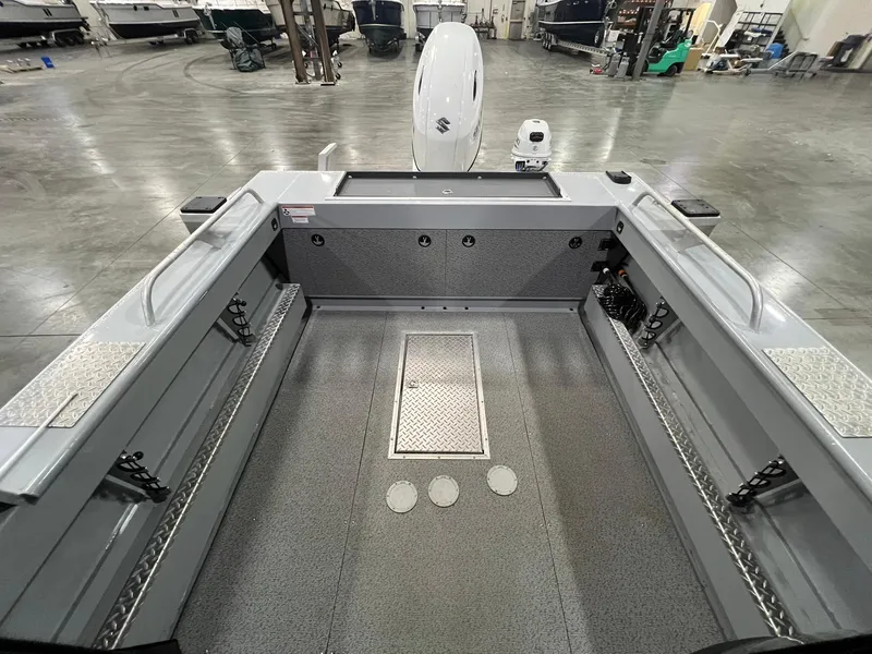 Slide: The Image of 2022 Hewescraft 210 Sea Runner ET HT boat interior in a showroom setting. - 15