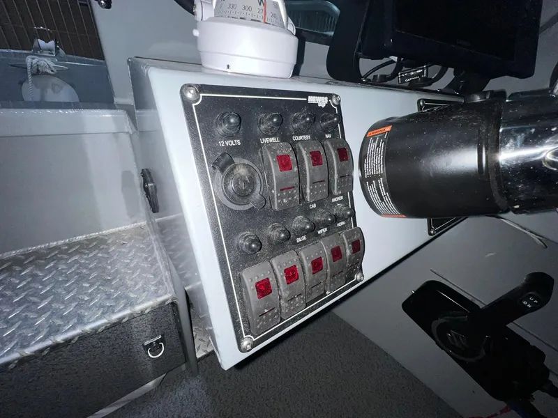 Slide: The Image of Control panel of a 2022 Hewescraft 210 Sea Runner ET HT boat. - 23
