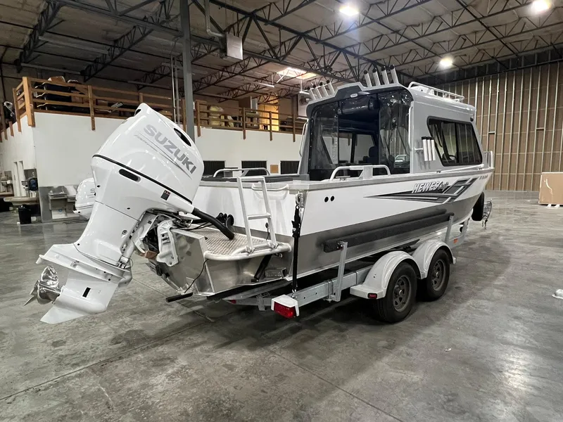 Slide: The Image of 2022 Hewescraft 210 Sea Runner ET HT boat with Suzuki outboard motor in a warehouse. - 7