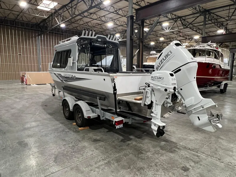 Slide: The Image of 2022 Hewescraft 210 Sea Runner ET HT boat with Suzuki outboard in a warehouse. - 9