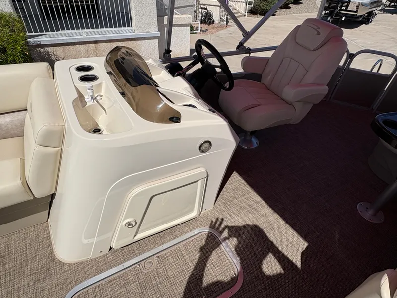 Slide: The Image of 2015 Bennington 21 SLX SPS boat interior with helm and seating area. - 9