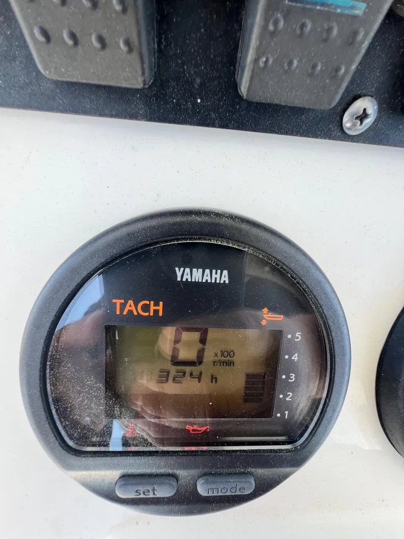 Slide: The Image of Yamaha tachometer on 2015 Sea Hunt BX 22 BR boat, displaying 324 hours. - 8