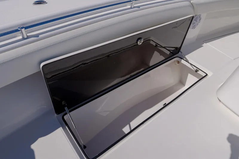 Slide: The Image of Seahunter 38 Reel Escape- Storage - 20