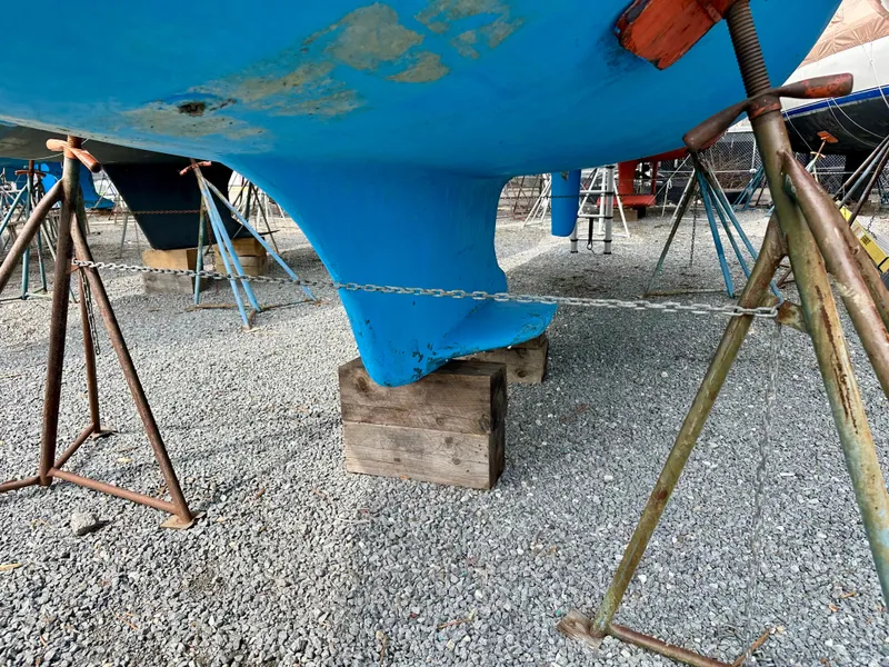 Slide: The Image of Hunter 31 sailboat (2006) with Rocna 10 anchor on bow, clear sky background. - 45