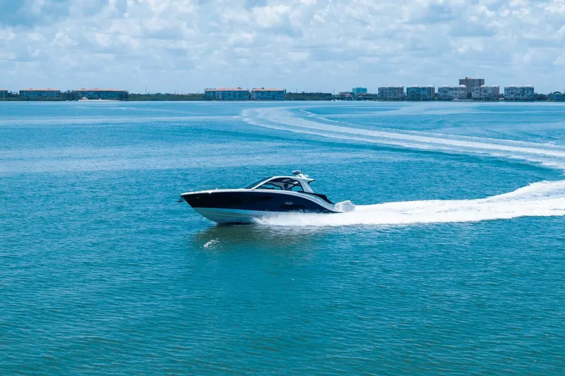 Slide: The Image of Sea Ray Sundancer 370 Outboard 2025 - 23