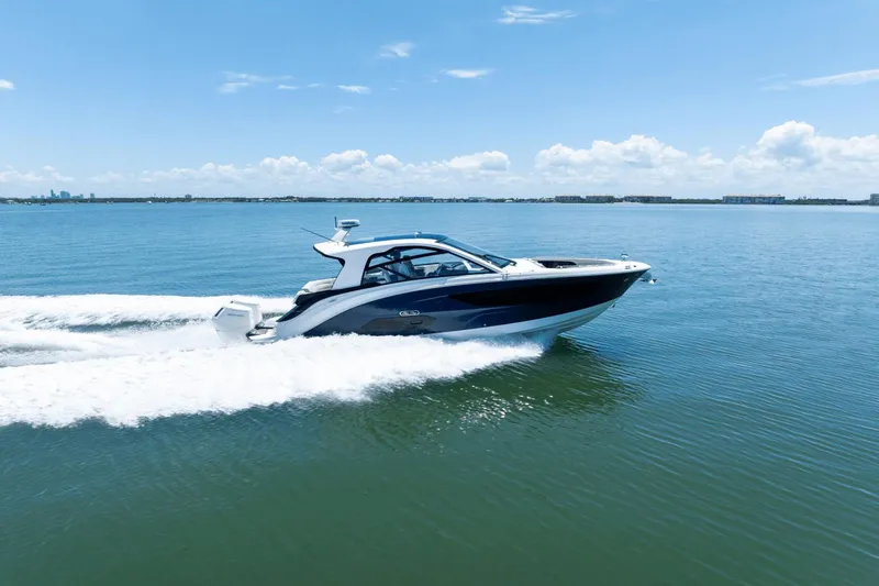 Slide: The Image of Sea Ray Sundancer 370 Outboard 2025 - 25