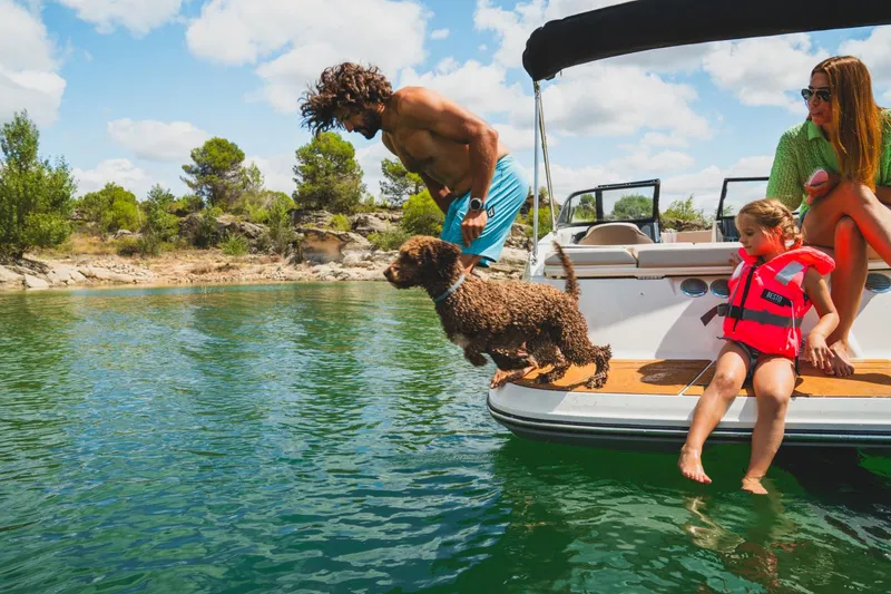 Slide: The Image of Bayliner V20i 2025 - 3