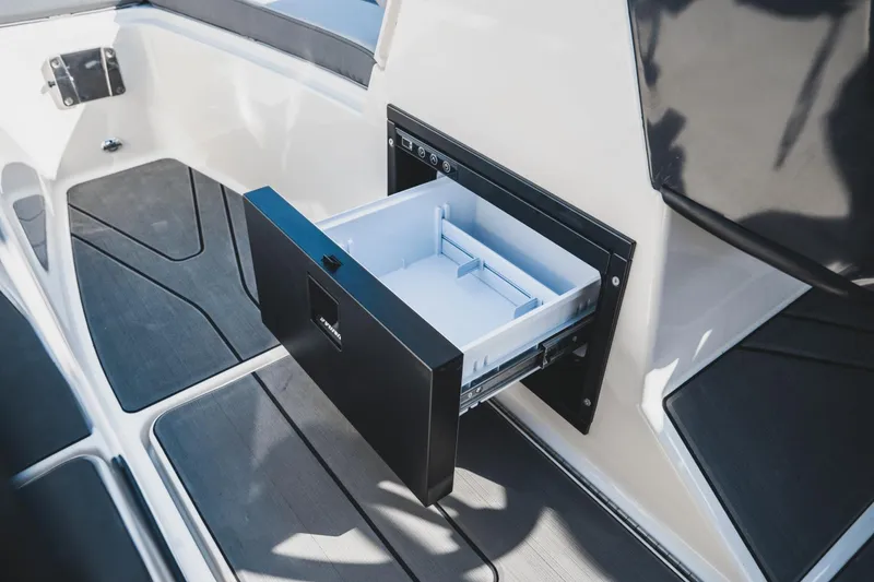 Slide: The Image of Bayliner V20i 2025 - 6