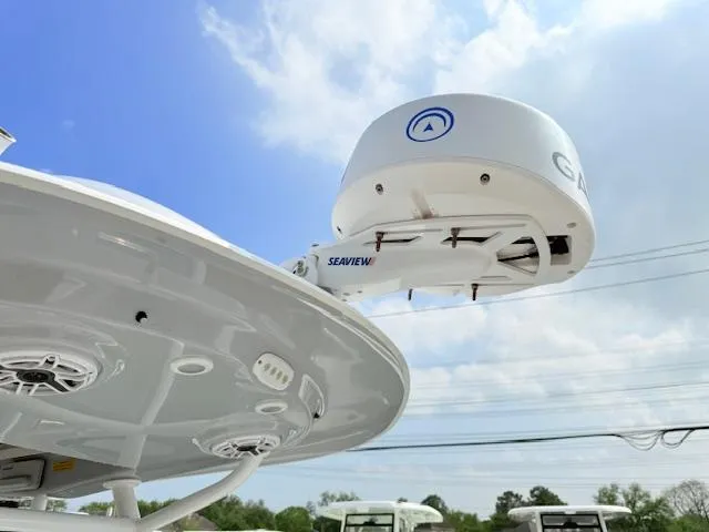 Slide: The Image of 2019 Sportsman Open 282TE Center Console radar and electronics under a clear blue sky. - 21