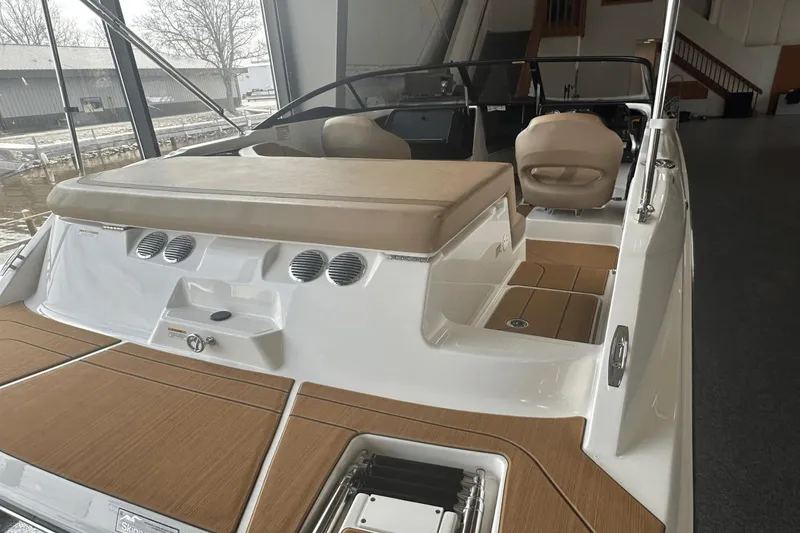 Slide: The Image of Bayliner V20i 2025 - 15