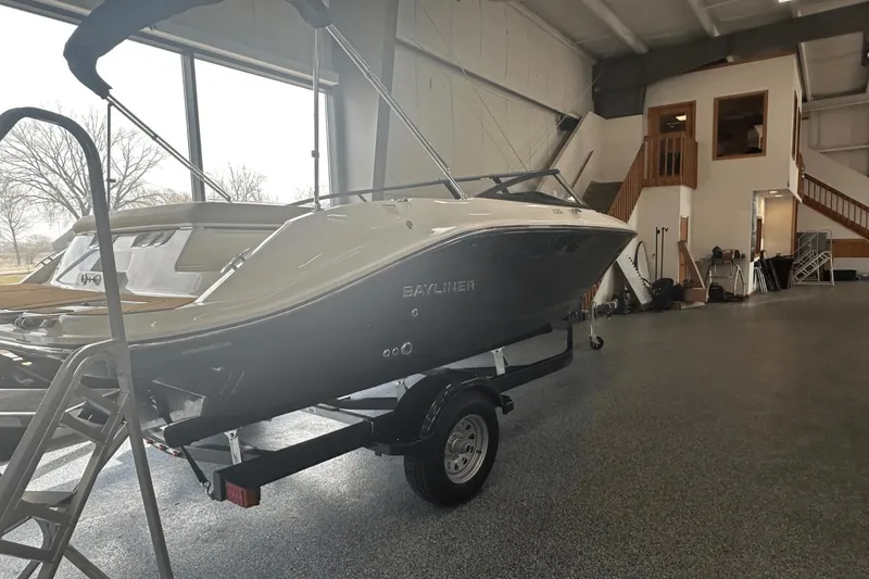 Slide: The Image of Bayliner V20i 2025 - 2