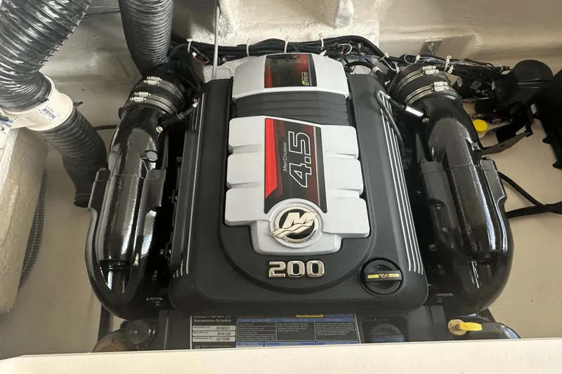 Slide: The Image of Bayliner V20i 2025 - 17
