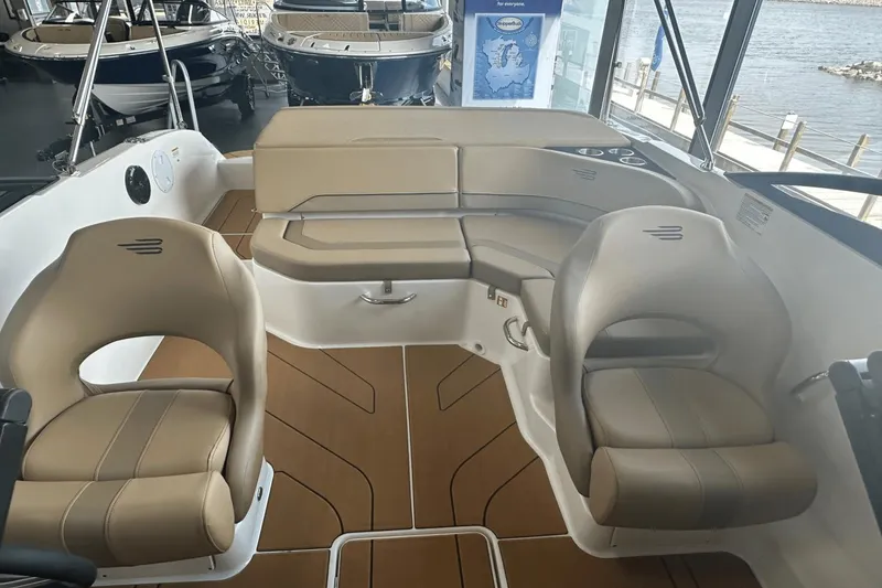 Slide: The Image of Bayliner V20i 2025 - 10