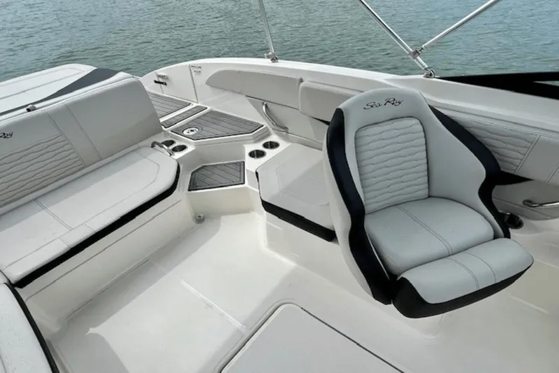 Slide: The Image of Sea Ray 21 SPX OB 2021 - 18