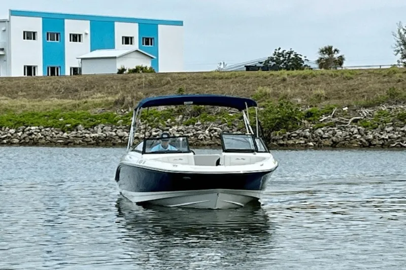 Slide: The Image of Sea Ray 21 SPX OB 2021 - 2