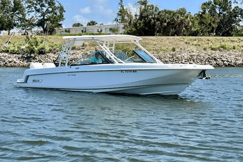 Slide: The Image of Boston Whaler 270 Vantage 2018 - 1