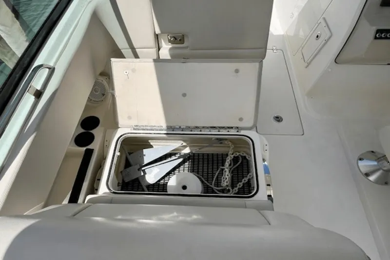 Slide: The Image of Boston Whaler 270 Vantage 2018 - 16