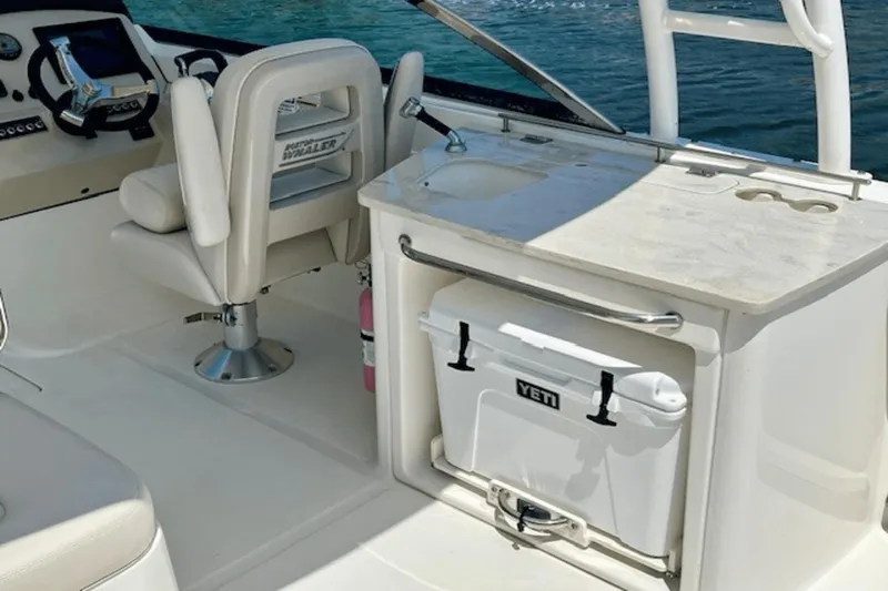 Slide: The Image of Boston Whaler 270 Vantage 2018 - 20