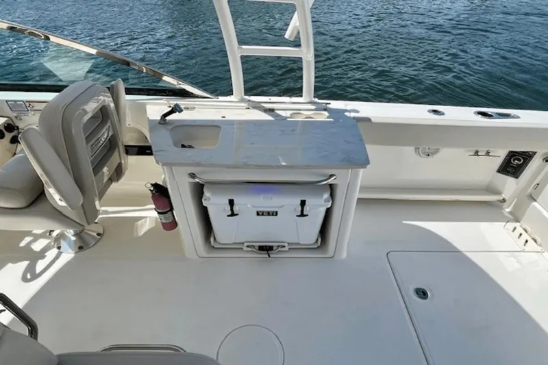 Slide: The Image of Boston Whaler 270 Vantage 2018 - 21