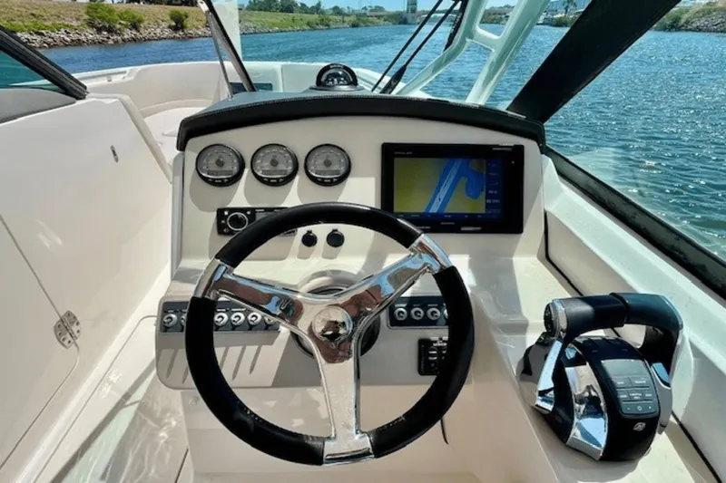 Slide: The Image of Boston Whaler 270 Vantage 2018 - 23