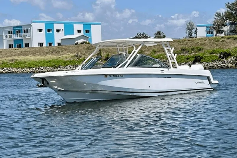 Slide: The Image of Boston Whaler 270 Vantage 2018 - 6