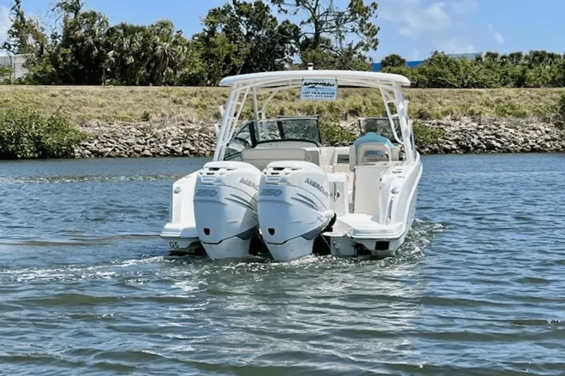 Slide: The Image of Boston Whaler 270 Vantage 2018 - 8