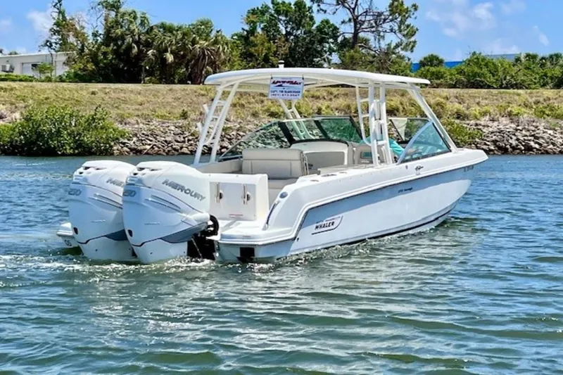 Slide: The Image of Boston Whaler 270 Vantage 2018 - 9