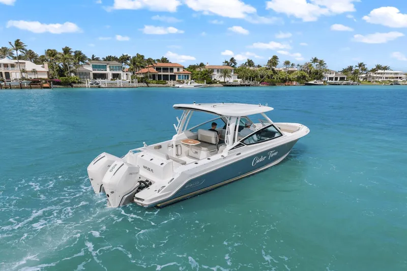 Slide: The Image of Boston Whaler 280 Vantage 2023 - 11