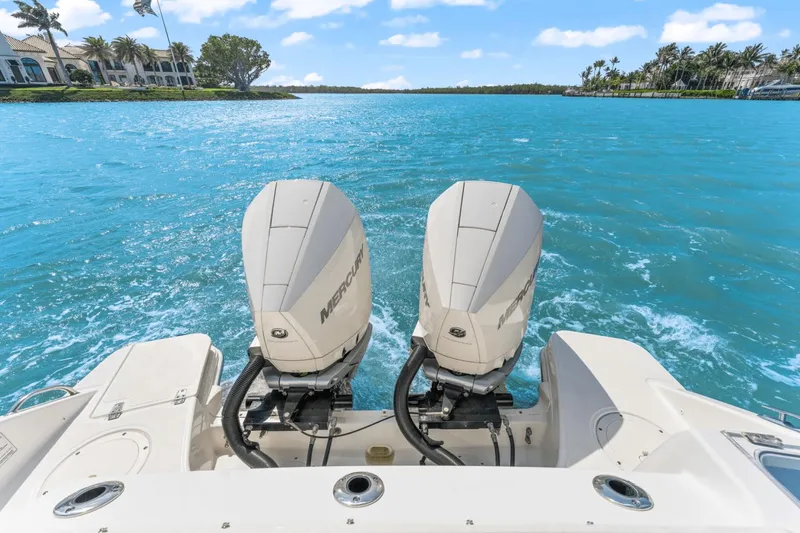 Slide: The Image of Boston Whaler 280 Vantage 2023 - 14