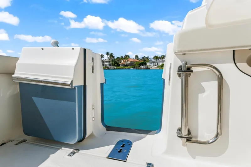 Slide: The Image of Boston Whaler 280 Vantage 2023 - 16
