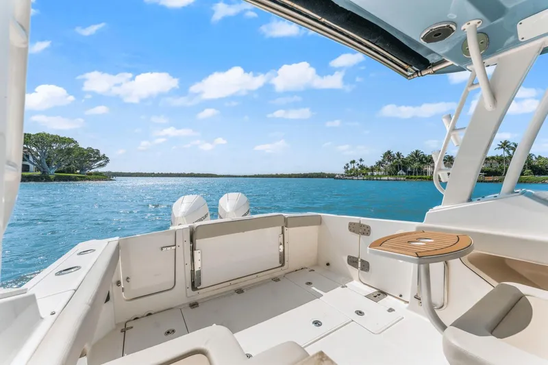 Slide: The Image of Boston Whaler 280 Vantage 2023 - 17