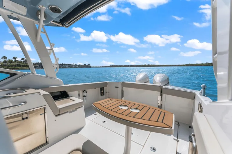 Slide: The Image of Boston Whaler 280 Vantage 2023 - 19