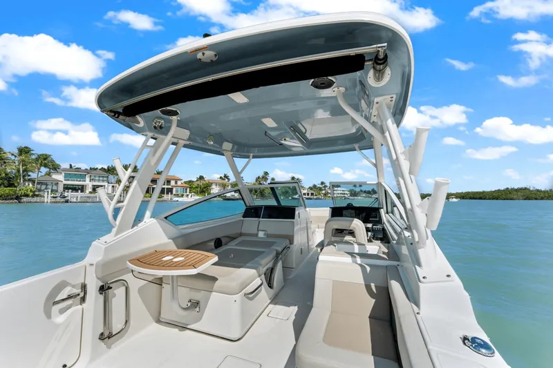 Slide: The Image of Boston Whaler 280 Vantage 2023 - 20