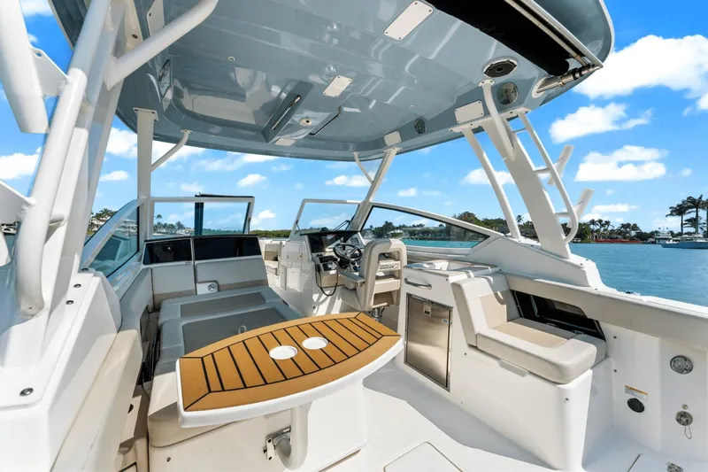 Slide: The Image of Boston Whaler 280 Vantage 2023 - 21