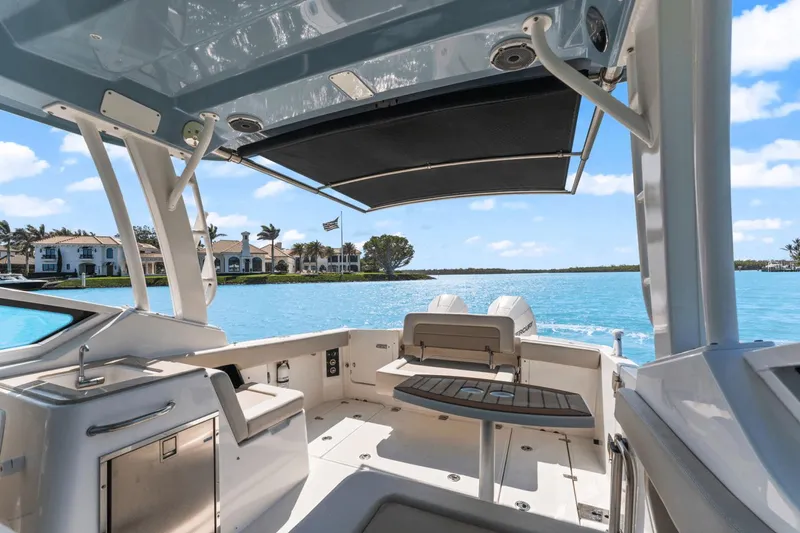 Slide: The Image of Boston Whaler 280 Vantage 2023 - 22