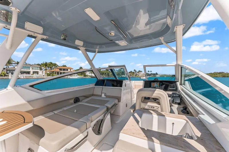 Slide: The Image of Boston Whaler 280 Vantage 2023 - 23