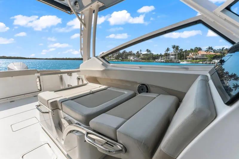 Slide: The Image of Boston Whaler 280 Vantage 2023 - 24