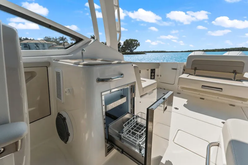 Slide: The Image of Boston Whaler 280 Vantage 2023 - 25