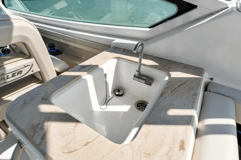 Slide: The Image of Boston Whaler 280 Vantage 2023 - 26