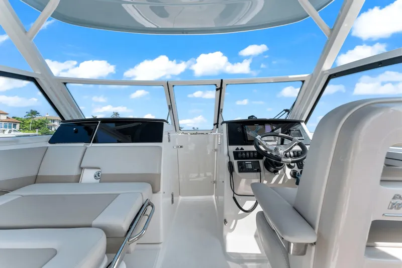 Slide: The Image of Boston Whaler 280 Vantage 2023 - 27