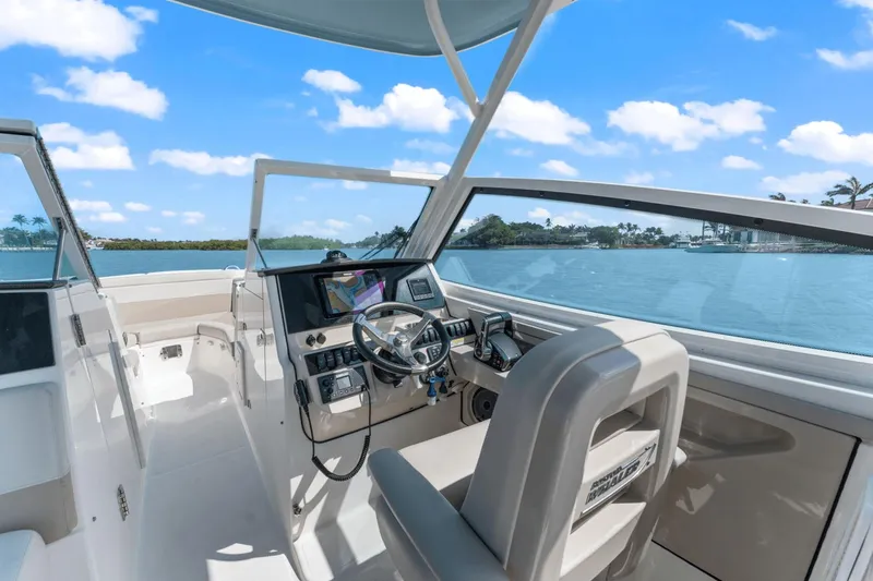 Slide: The Image of Boston Whaler 280 Vantage 2023 - 28
