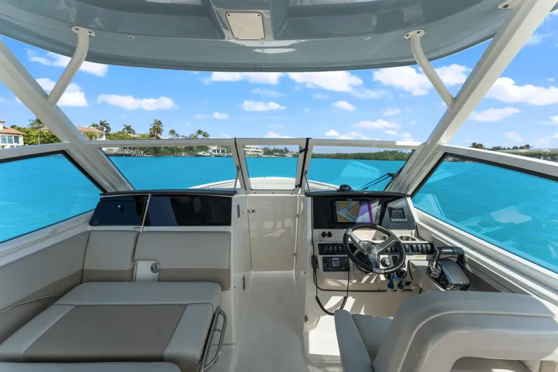 Slide: The Image of Boston Whaler 280 Vantage 2023 - 29