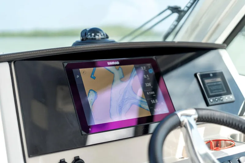 Slide: The Image of Boston Whaler 280 Vantage 2023 - 30