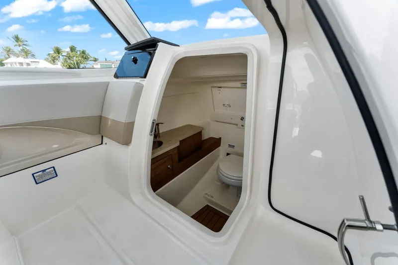 Slide: The Image of Boston Whaler 280 Vantage 2023 - 31