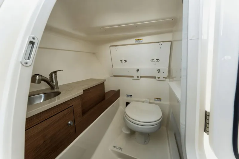 Slide: The Image of Boston Whaler 280 Vantage 2023 - 32