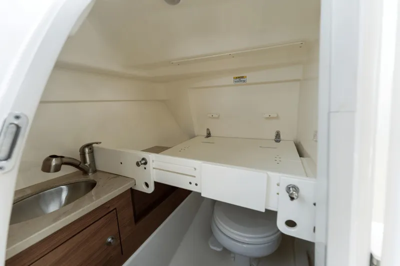 Slide: The Image of Boston Whaler 280 Vantage 2023 - 33