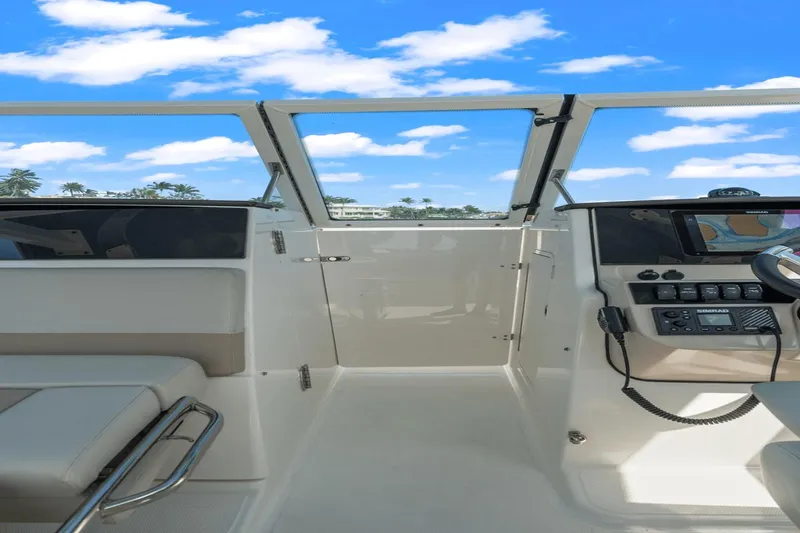 Slide: The Image of Boston Whaler 280 Vantage 2023 - 34