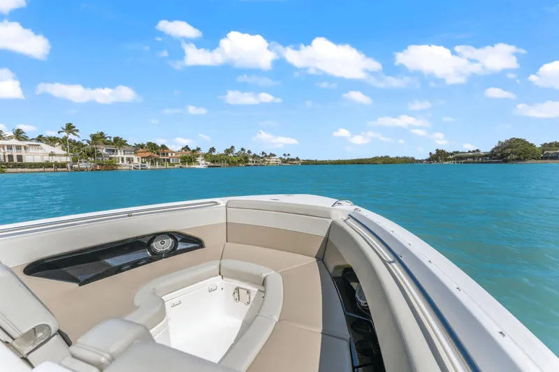 Slide: The Image of Boston Whaler 280 Vantage 2023 - 35